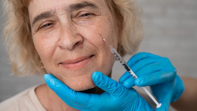 Aplicação de bioestimulador de colágeno em uma mulher para melhorar a elasticidade e firmeza da pele, promovendo rejuvenescimento